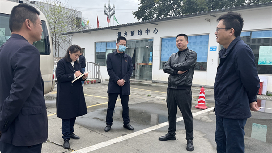 檢查組與報(bào)名人員、教練員交流