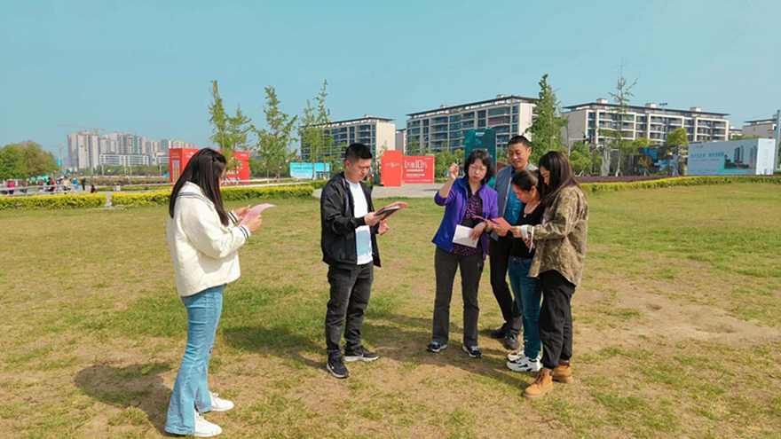 3、向生態(tài)公園游客發(fā)放《濕地保護(hù)倡議書》